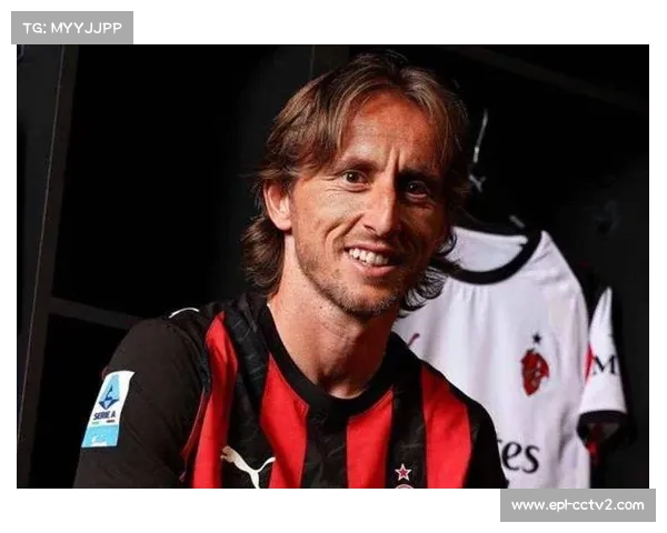 AC米兰奇克破门后与莫德里奇拥抱庆祝,团队氛围浓厚